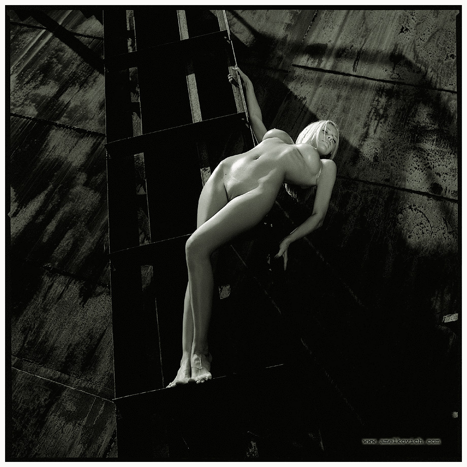 920x920, 240 Kb / ч/б, лестница, стена, блондинка, amelkovich