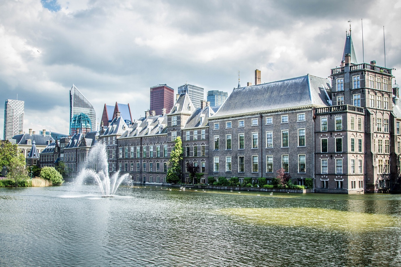 1377x917, 619 Kb / Гаага, фонтан, тучи