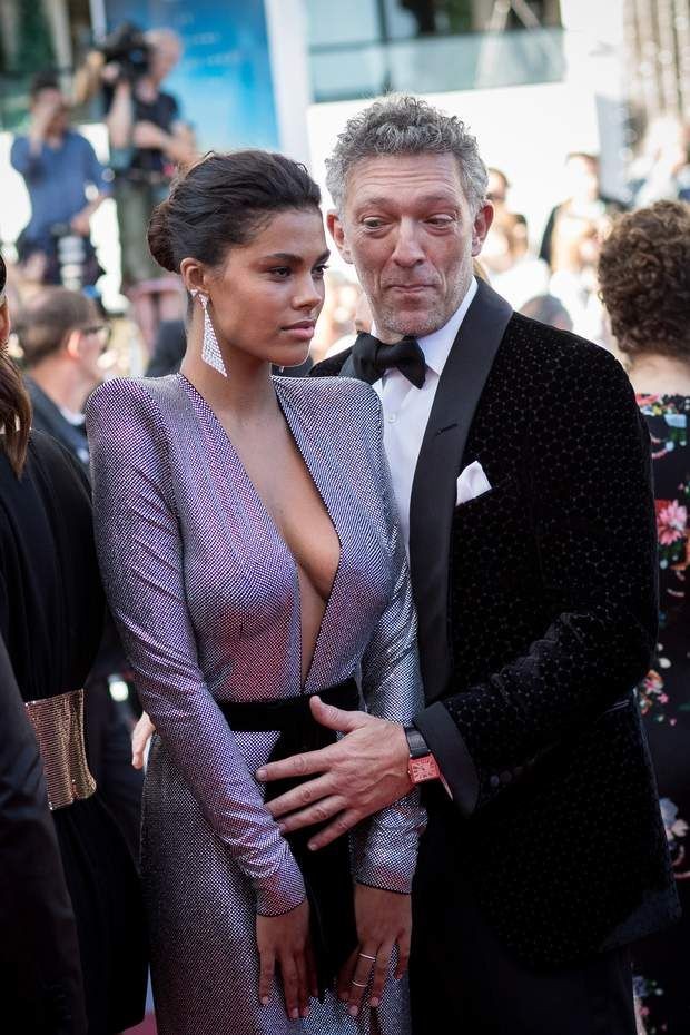 620x930, 119 Kb / Тина Кунаки, вырез, декольте, Винсент Кассель, платье, пиджак, серьги