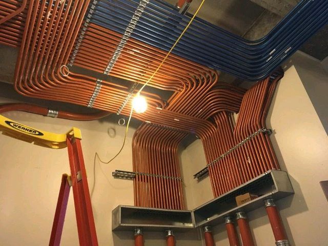 640x480, 63 Kb / трубы, разводка, потолок, подвал, лампа, провод, кабель,