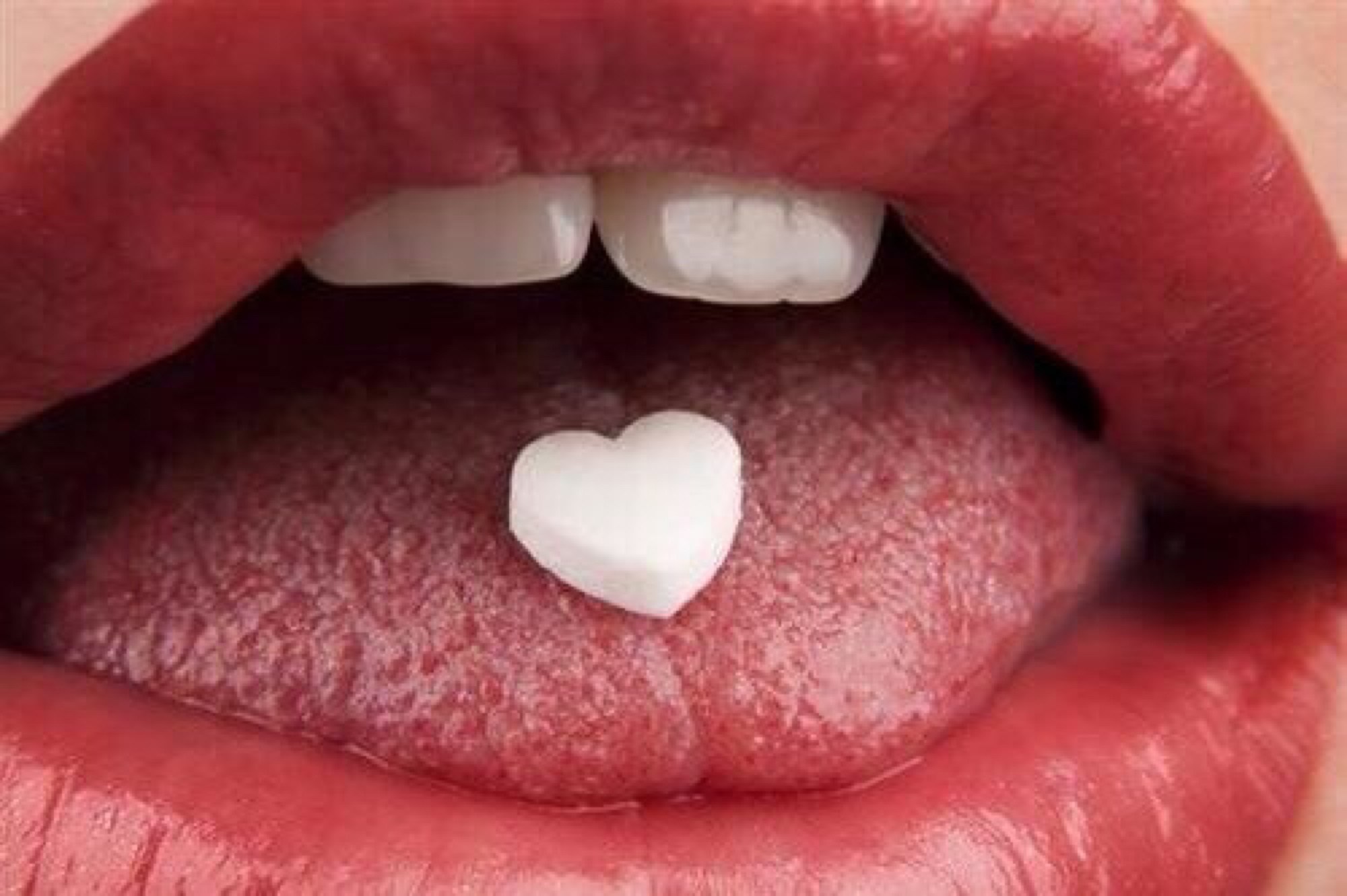 2000x1332, 219 Kb / рот, зубы, язык, таблетка, сердечко