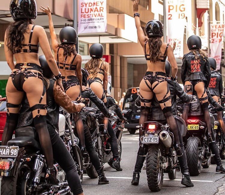 750x648, 182 Kb / сборище, акция, демонстрация, мотоцикл, шлем, чулки, трусы, белье, куртка, город, улица