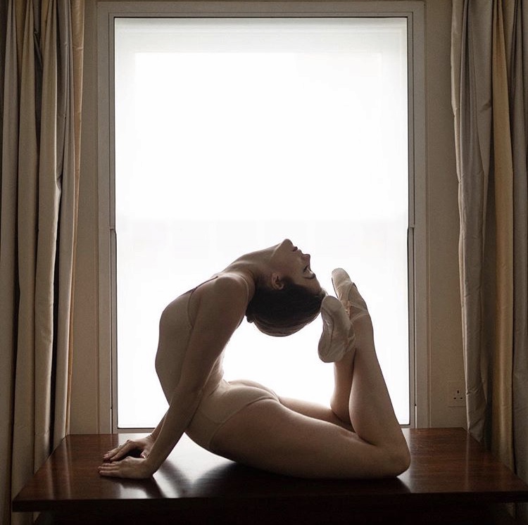 750x746, 123 Kb / окно, занавески, балерина, пуанты, боди, прогиб