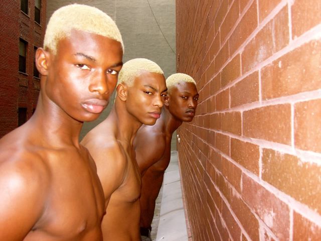 640x480, 50 Kb / негры, стена, недоверчиво