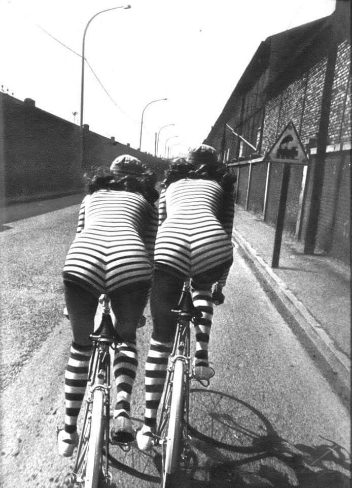 694x960, 93 Kb / велосипедистки, полосатенько, ч/б