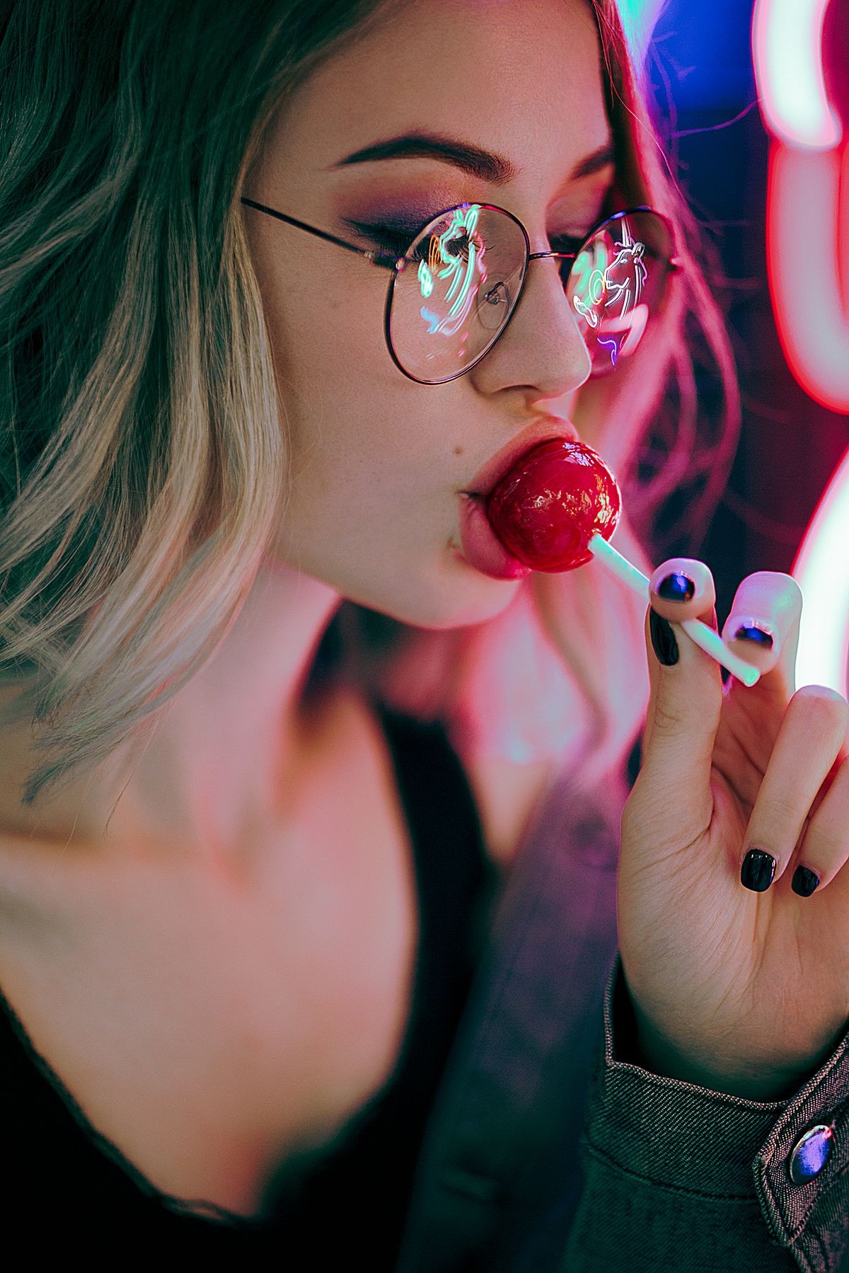 1200x1799, 359 Kb / шатенка, очки, леденец, чупа-чупс, макияж, маникюр, куртка, джинсы