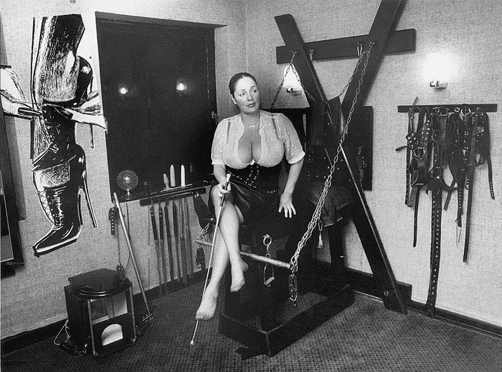 1000x742, 334 Kb / дама, трость, приблуды, бдсм, ч/б