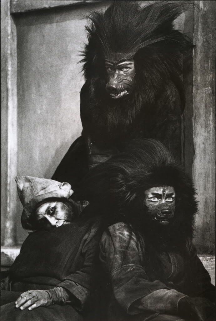 691x1024, 89 Kb / костюм, маска, зверь, нех, трое, косплей, мартина франк, ч/б