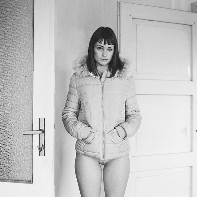 640x640, 65 Kb / дверь, куртка, без трусов, ч/б