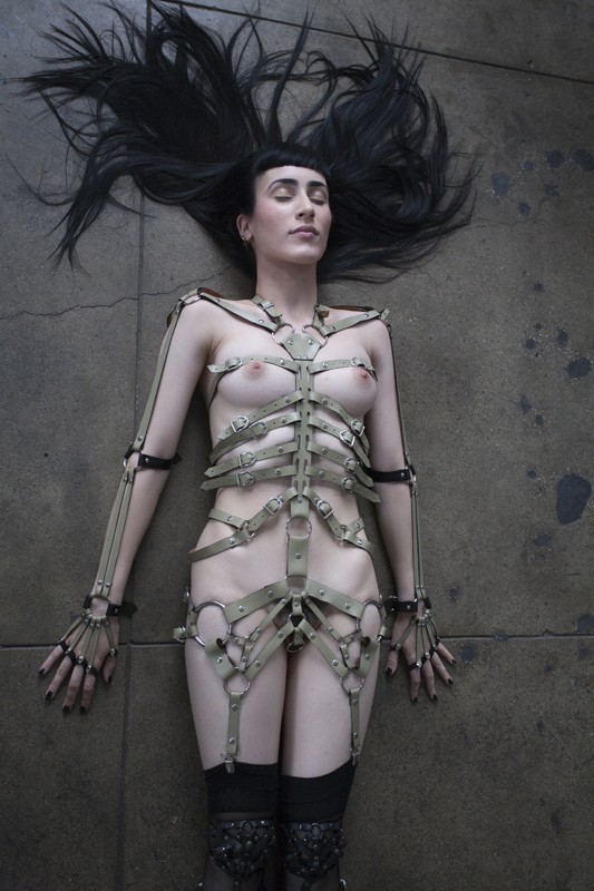 533x800, 105 Kb / женщина, ремни, чулки