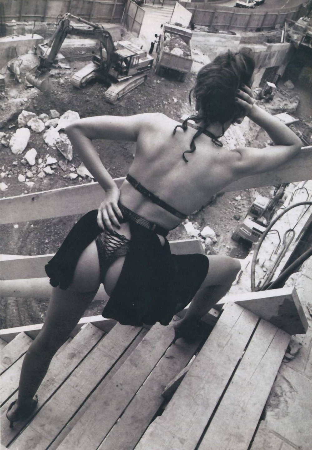 1000x1441, 297 Kb / девка, лестница, самосвал, экскаватор, ч/б