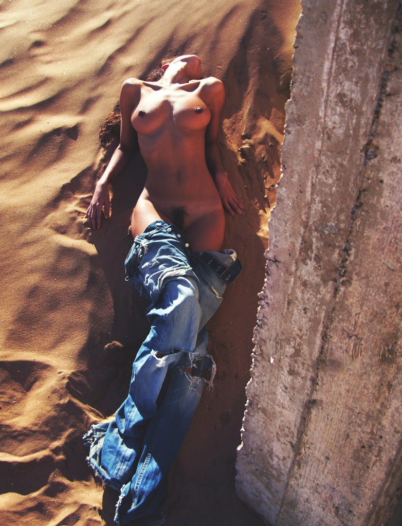 782x1023, 207 Kb / джинсы, топлесс, песок, бетон