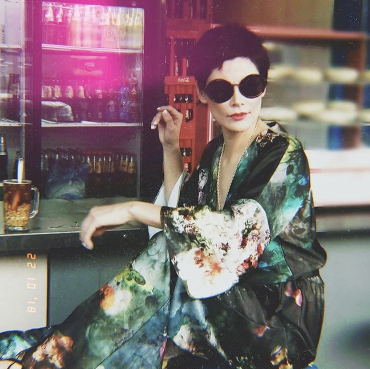 750x747, 543 Kb / бар, стакан, женщина, платье, короткая стрижка, солнечные очки