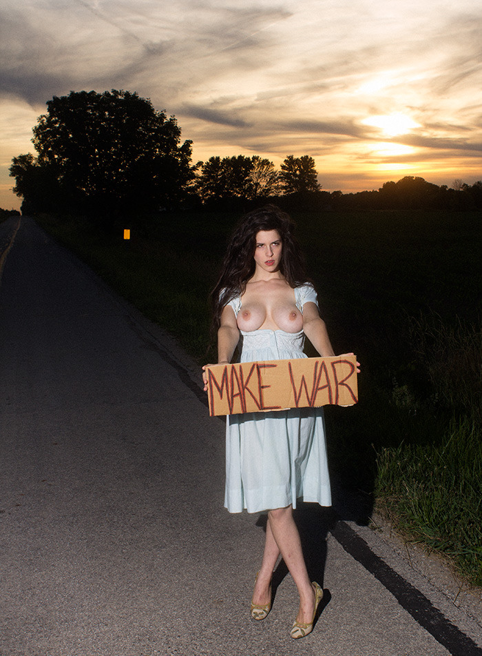 700x951, 256 Kb / девка, картонка, надпись, make war