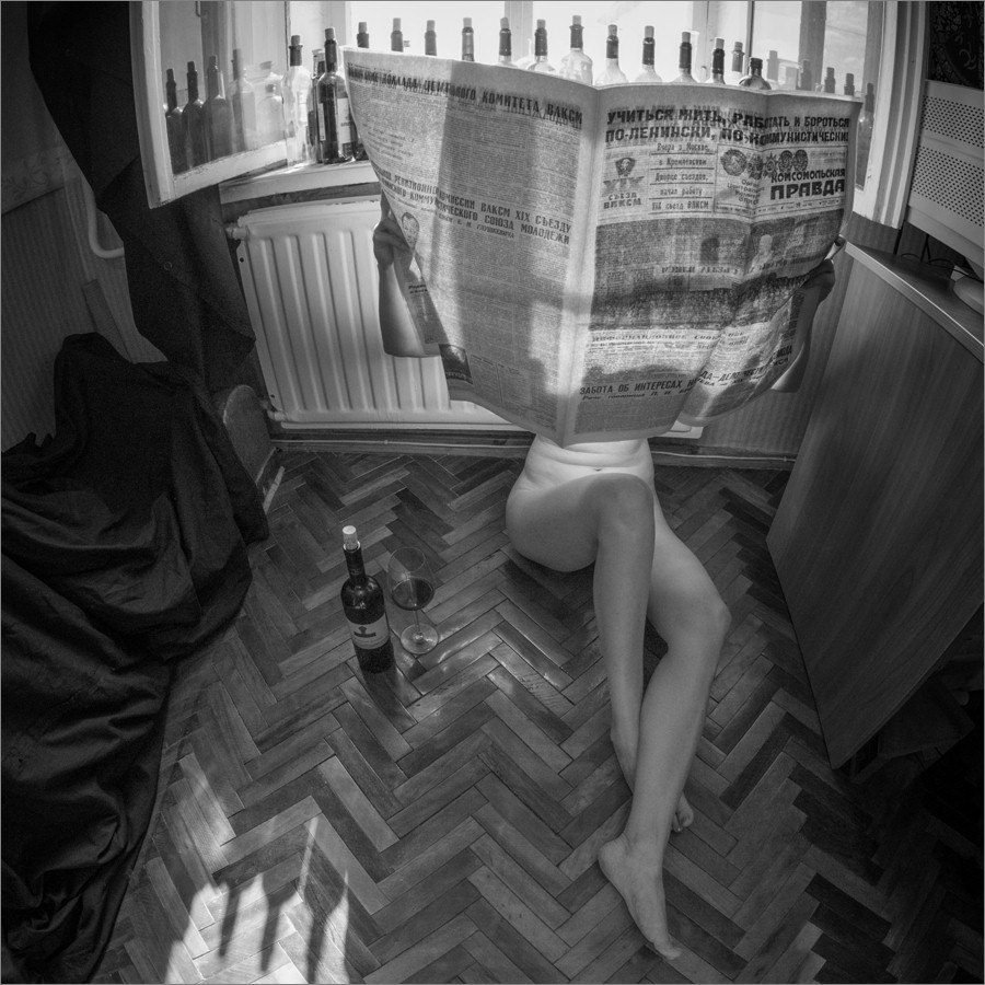 900x900, 175 Kb / девка, газета, правда, паркет, винишко, бокал, бутылки, швейная машинка, монитор, ч/б