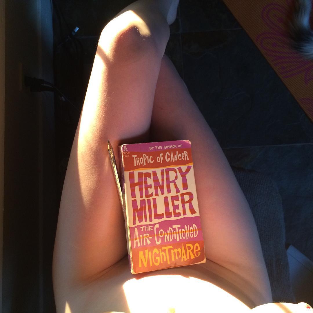 1080x1080, 84 Kb / девка, книга, миллер, тропик, рака, аэрокондиционированный кошмар