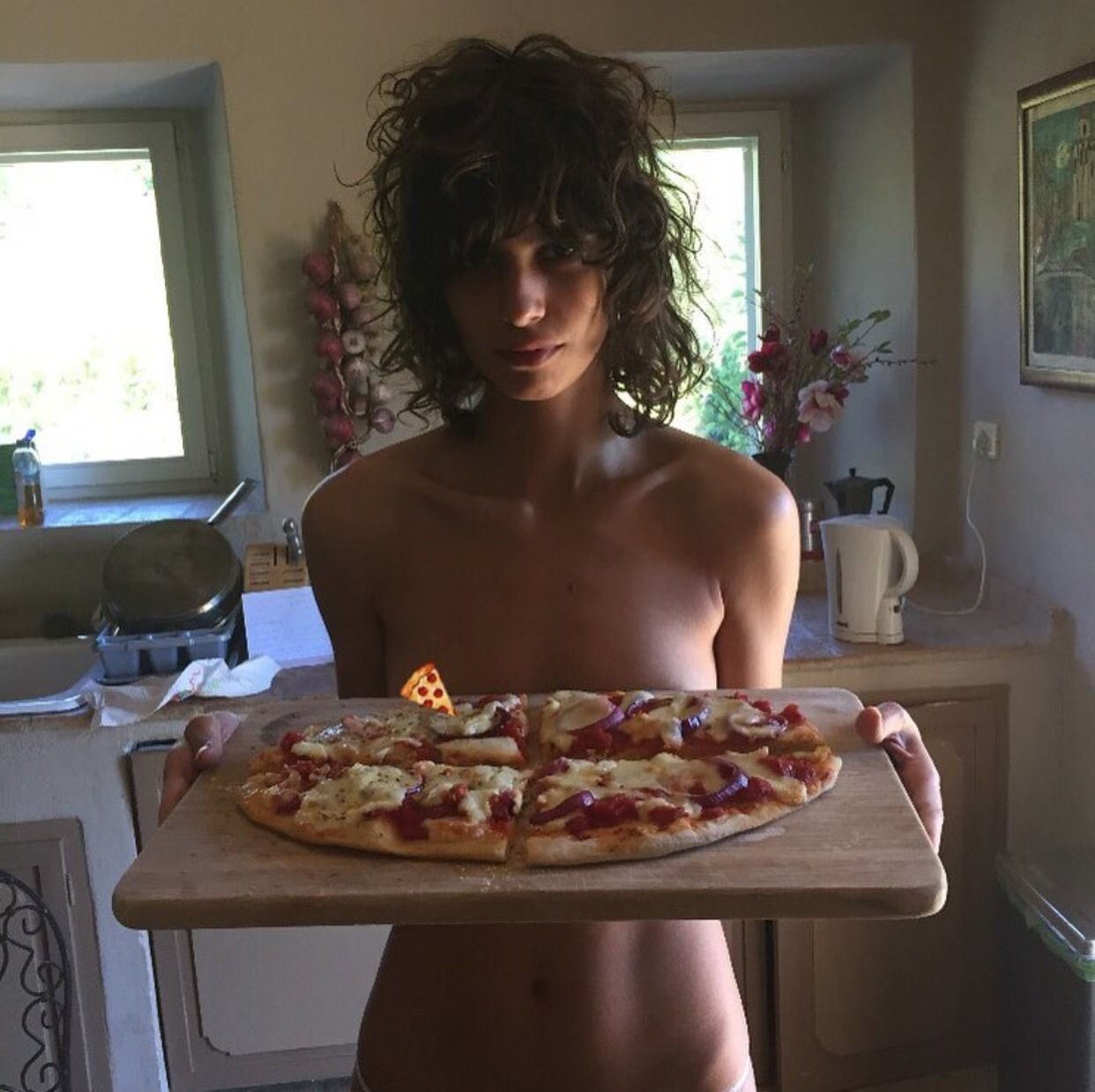 1242x1239, 138 Kb / шатенка, лохматая, пицца, доска, голая, кухня, чайник