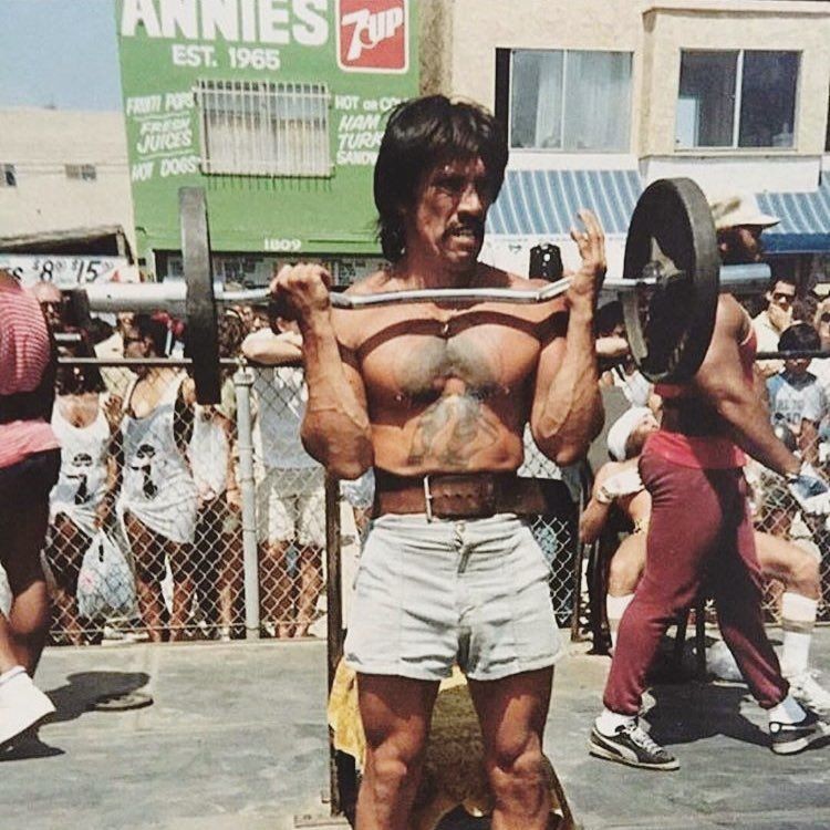 750x750, 138 Kb / Дэнни Трехо, актёр, штанга, пояс, шорты, тату, мачете