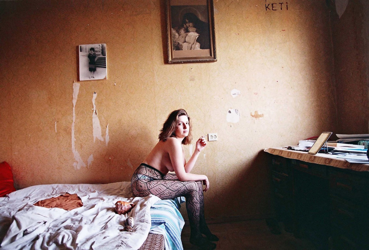 1454x986, 491 Kb / девка, кровать, срач, картина, Дина Оганова