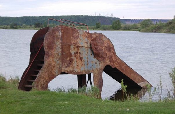 604x395, 46 Kb / слон, горка, вода, озеро, ржавчина, водопой