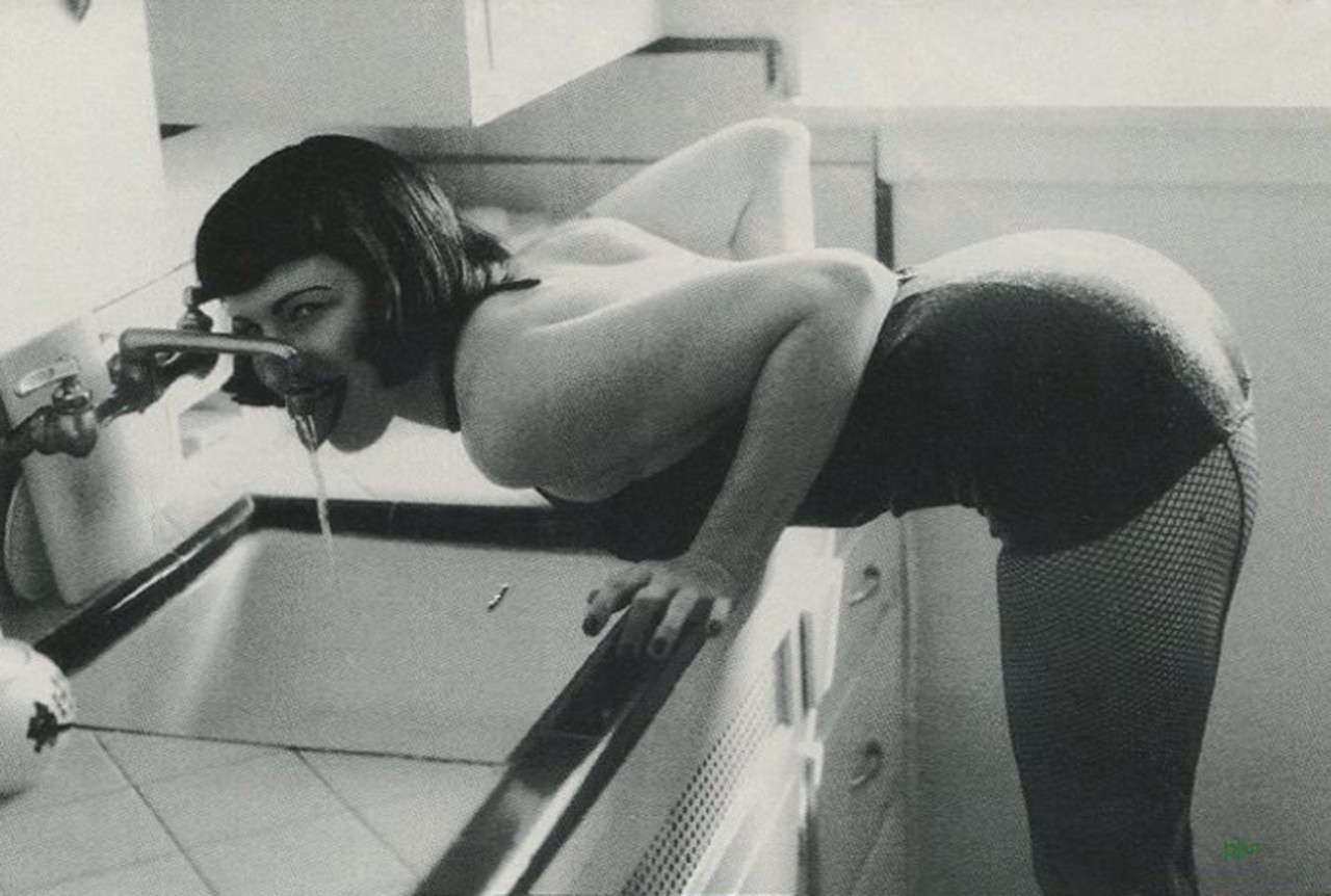 1280x862, 186 Kb / женщина, пьет, раковина, вода, язык, ч/б