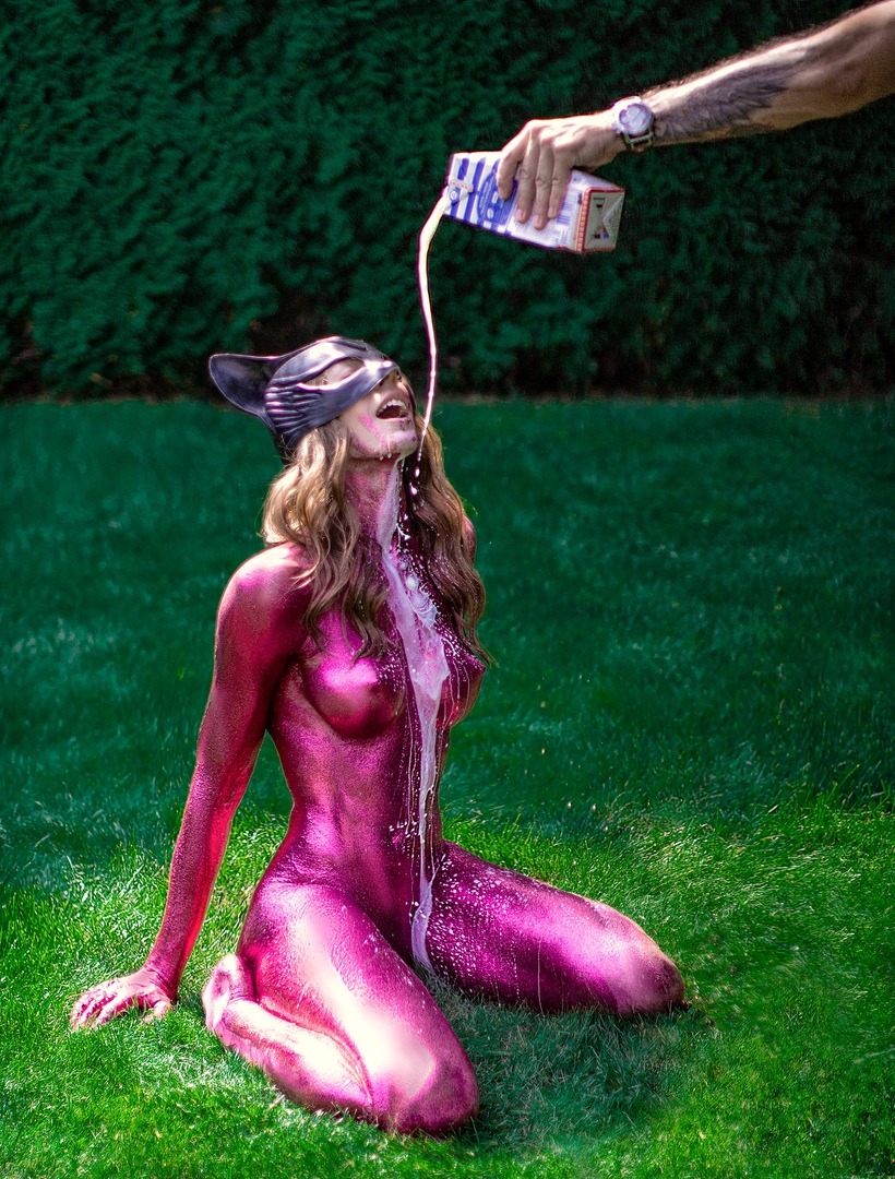 820x1080, 346 Kb / маска, молоко, краска, блеск, пакет, рука, уши, блондинка, часы, тату, трава, сидит, лужайка, поляна, кусты