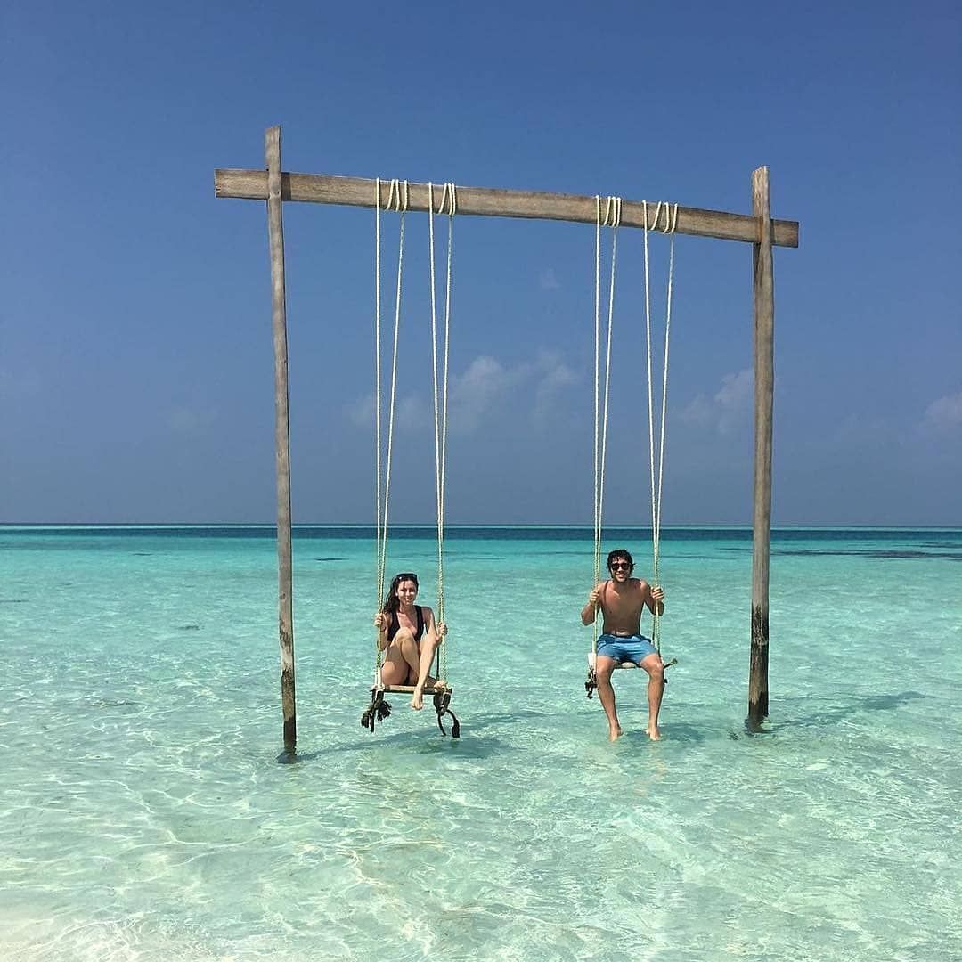 1080x1080, 124 Kb / мужчина, женщина, отпуск, качели, океан, море, воды, небо