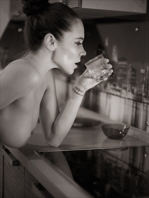 606x807, 140 Kb / стакан, тату, топлесс, ч/б