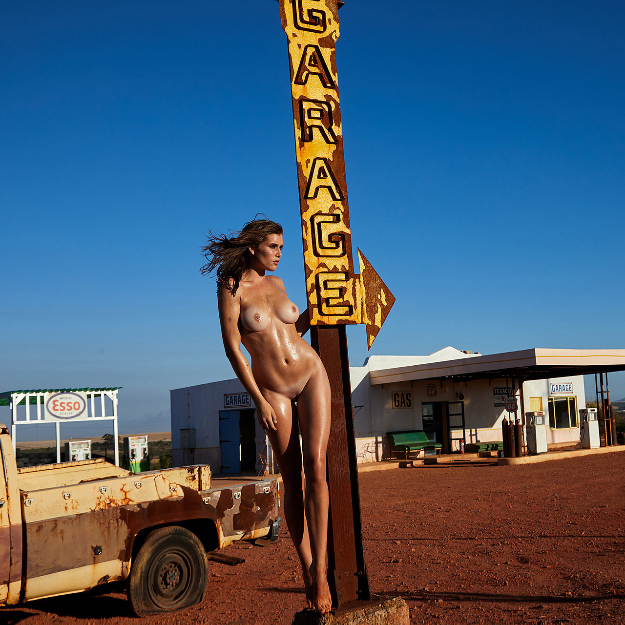 1280x1280, 569 Kb / шатенка, голая, бритая, заправка, вывеска, реклама, песок, вывеска, пустыня, пикап, швеллер, указатель, стрелка