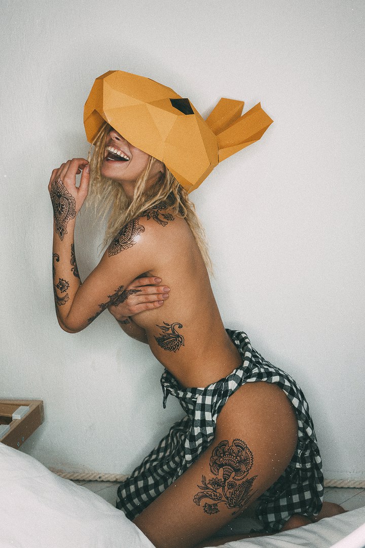 720x1080, 174 Kb / заяц, маска, тату, клетка, блондинка, смех