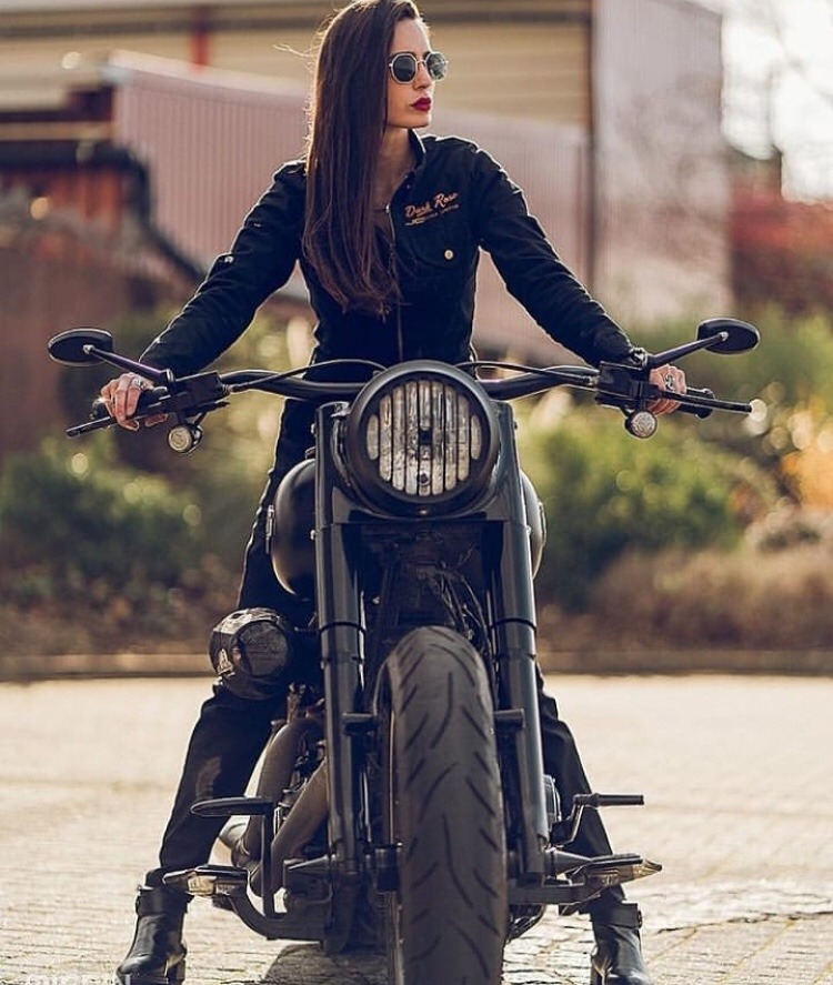 750x887, 165 Kb / шатенка, мотоцикл, очки, куртки, ботинки