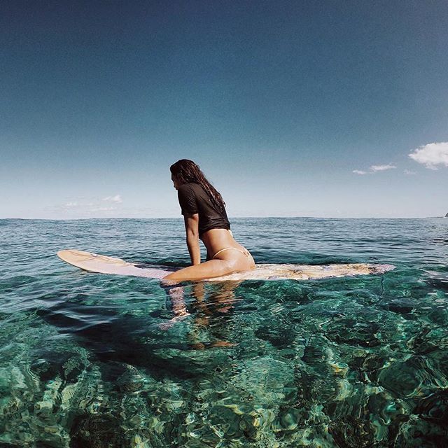 640x640, 83 Kb / шатенка, доска, серфер, серфинг, сидит, майка, океан, купальник, плавки, стринги