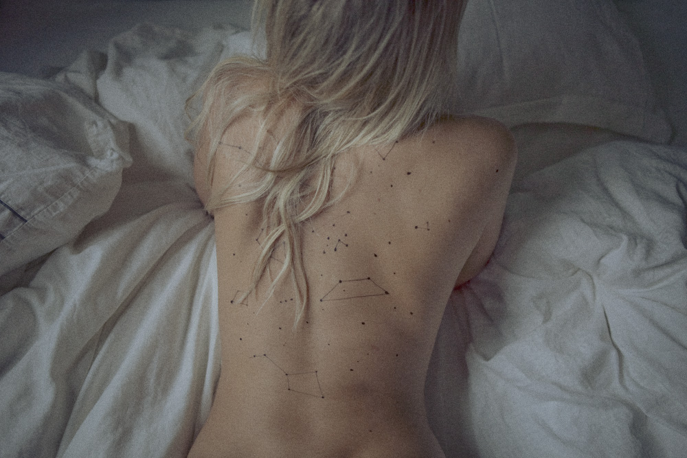 1000x667, 252 Kb / тату, блондинка, созвездия