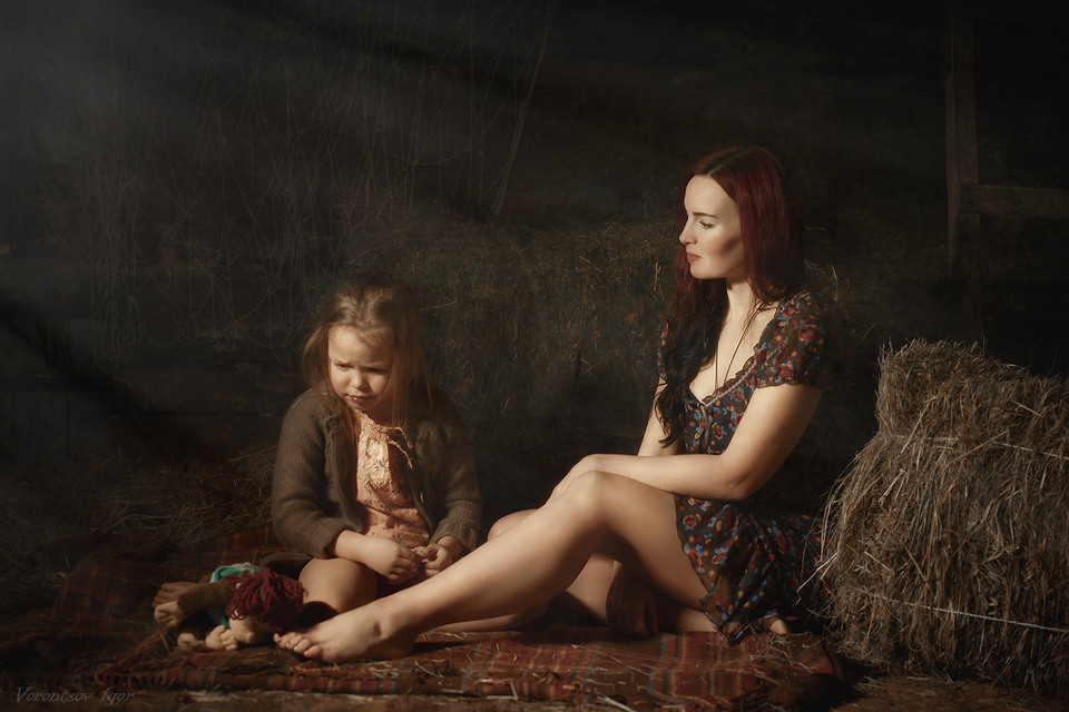 960x640, 158 Kb / женщина, мать, наругала, ребенок, плачет, сено, плед, кукла