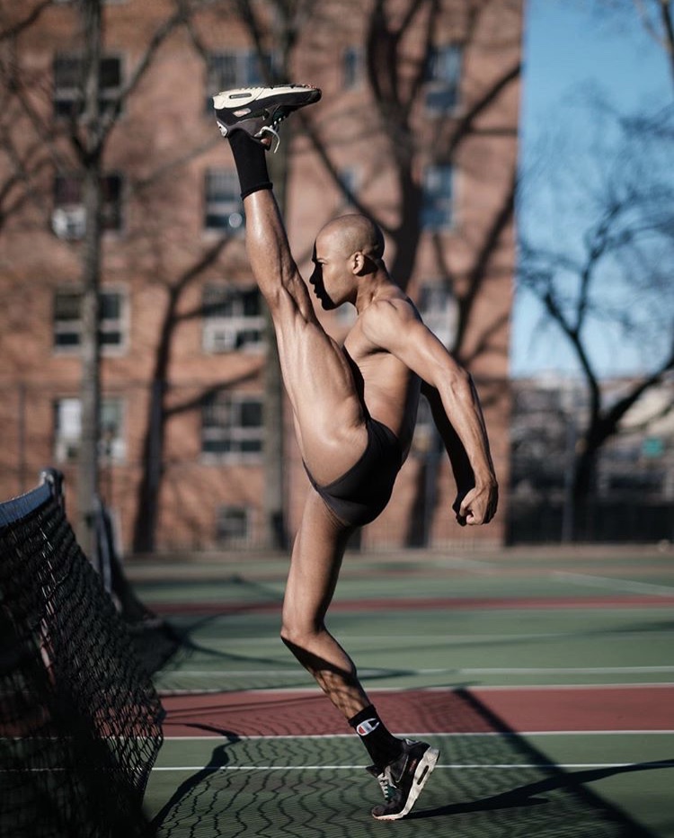 750x932, 184 Kb / танцор, шаг, кеды, сетка, тень, дом