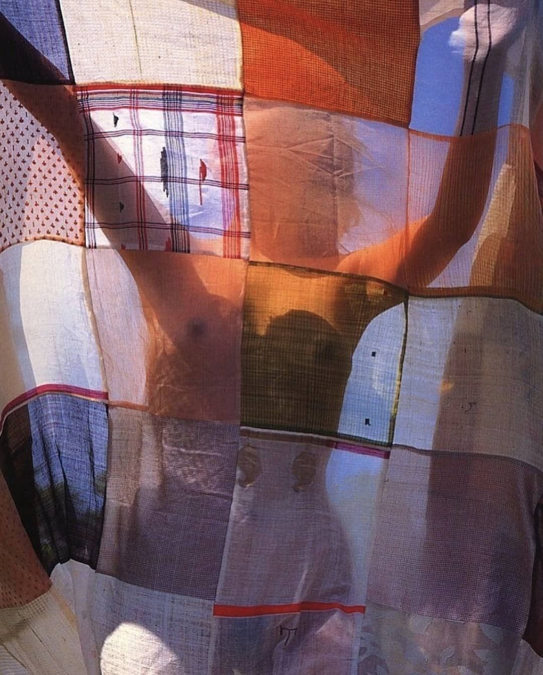 1080x1343, 177 Kb / девка, простыня, квадратики, просвет