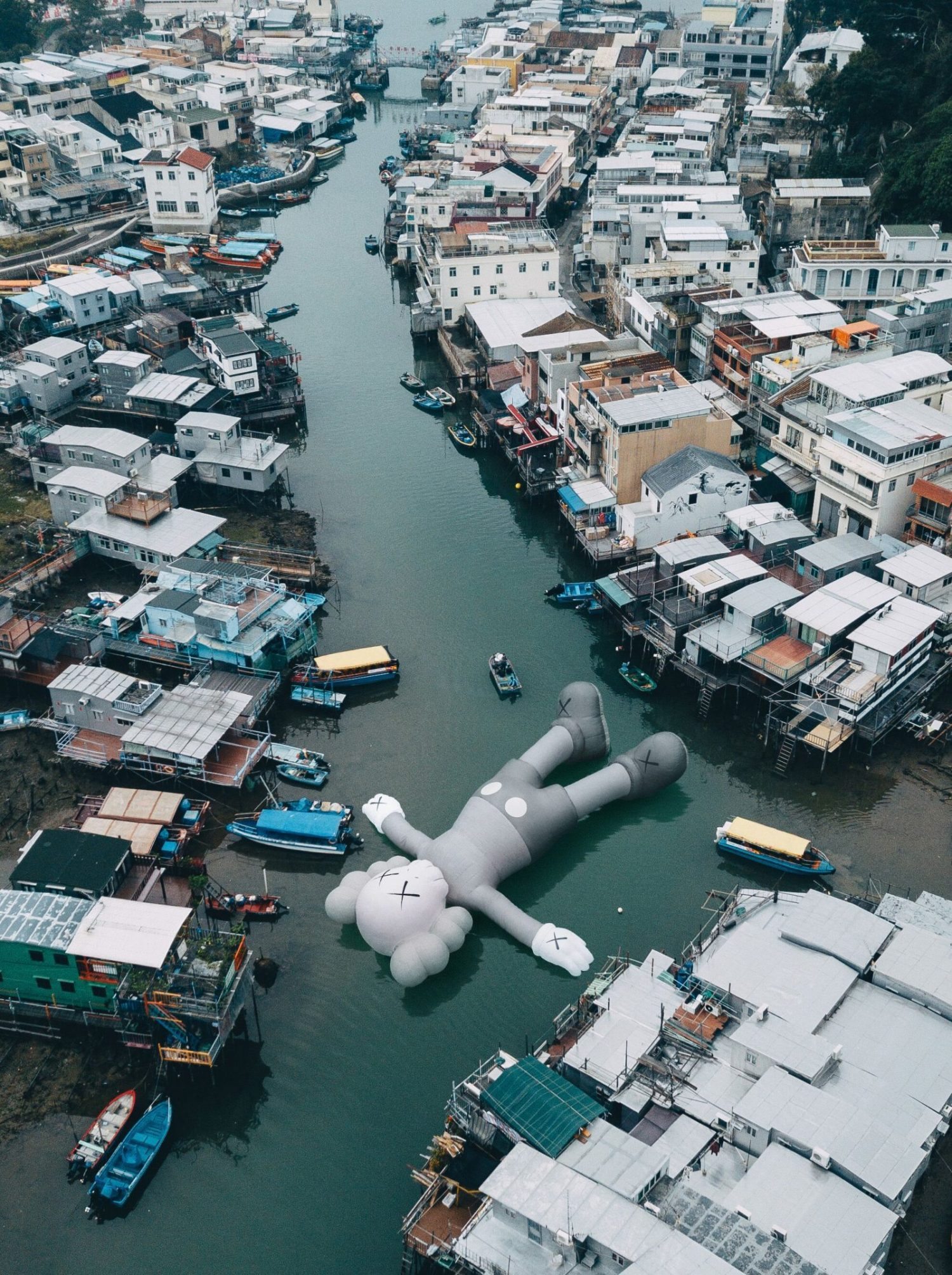 1500x2008, 633 Kb / гонконг, вода, фигура, kaws, инсталляция