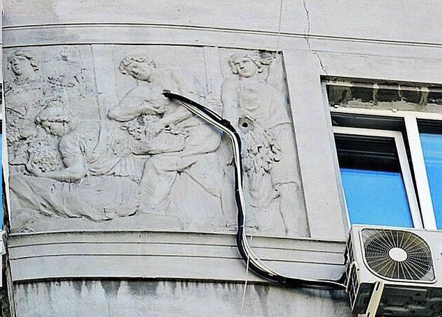 635x456, 480 Kb / кондиционер, барельеф, окно