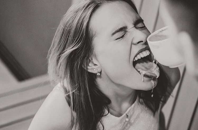 750x494, 92 Kb / чашка, язык, капли, на лицо, ч/б