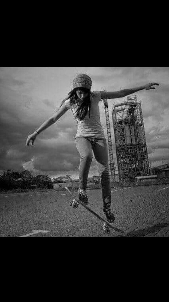 540x960, 58 Kb / женщина, скейт, доска, снимок, ч/б