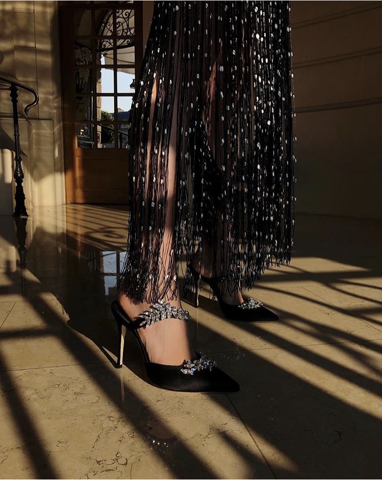 749x940, 240 Kb / дверь, мрамор, тени, ноги, бахрома, каблуки, туфли, маноло бланик