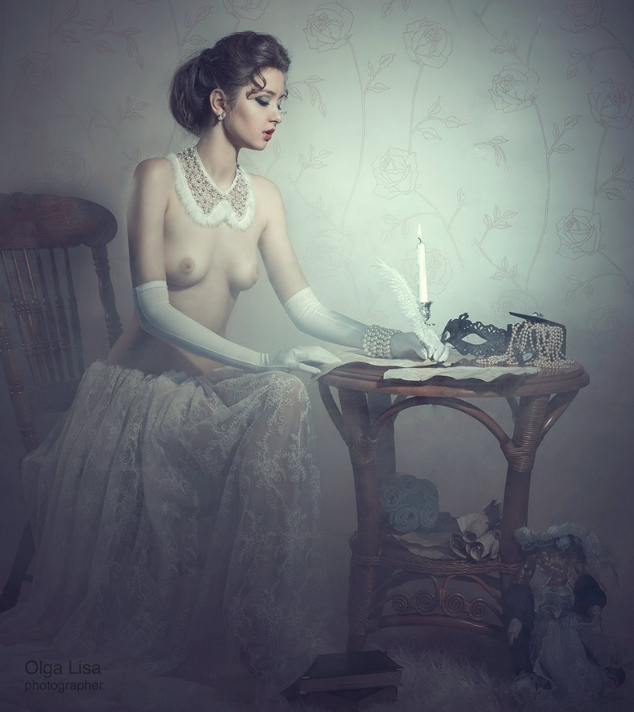 912x1024, 119 Kb / стул, стол, перо, свеча, топлесс, белый, пишет, левша, перчатки, маска, жемчуг, Olga Lisa