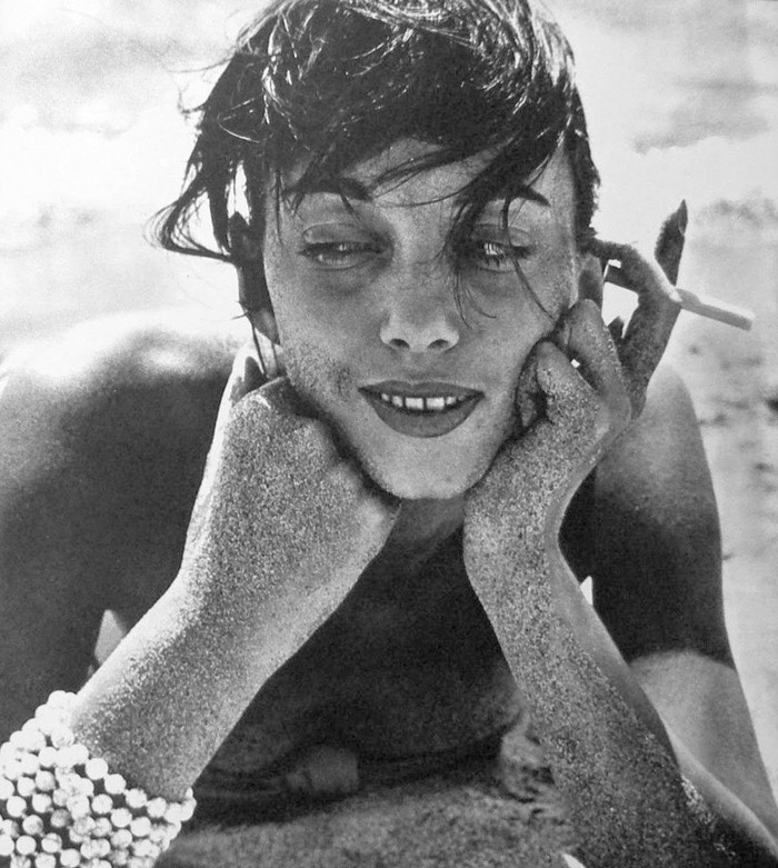 700x781, 158 Kb / сигарета, лицо, песок, браслет, ч/б