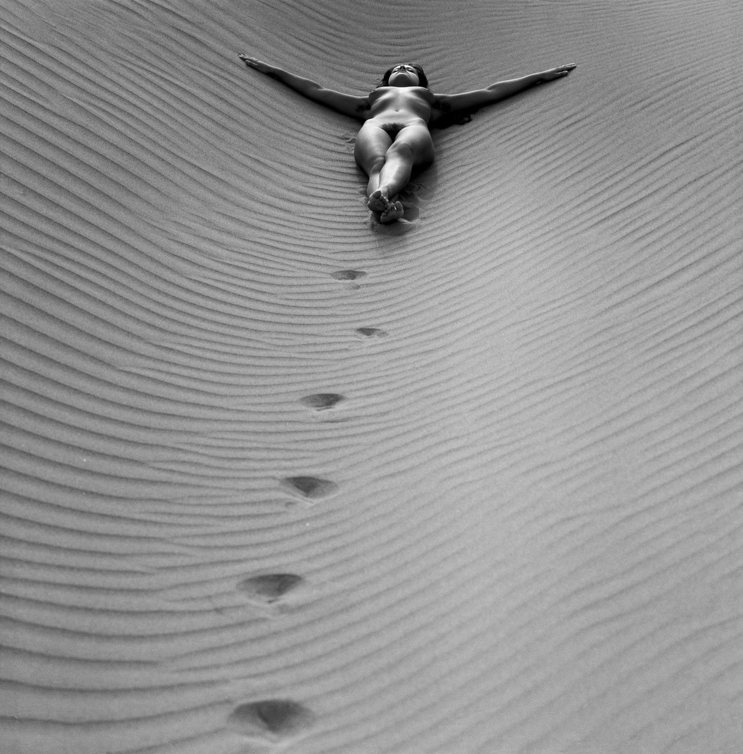 1465x1486, 328 Kb / девка, песок, следы, ч/б, натюр