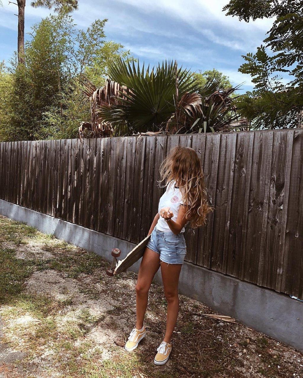 1024x1280, 560 Kb / забор, шорты, доска, блондинка, пальма