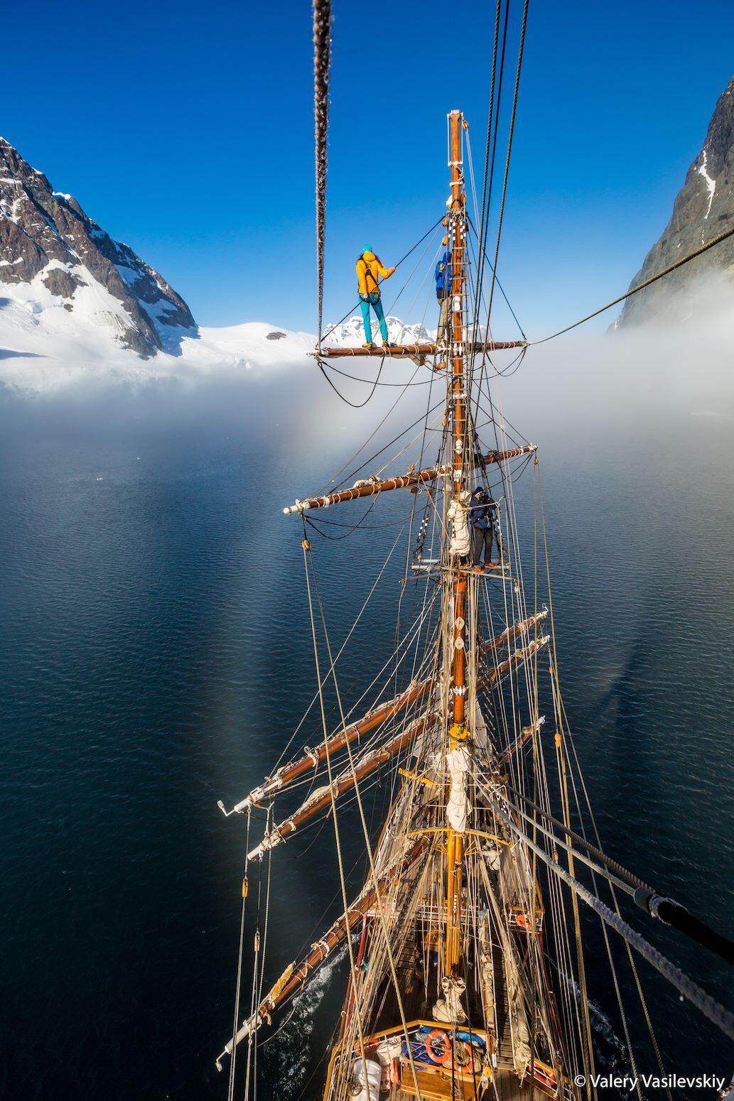 1033x1550, 261 Kb / парусник, мачта, горы, дымка, облака, море, верёвка, канат, высота