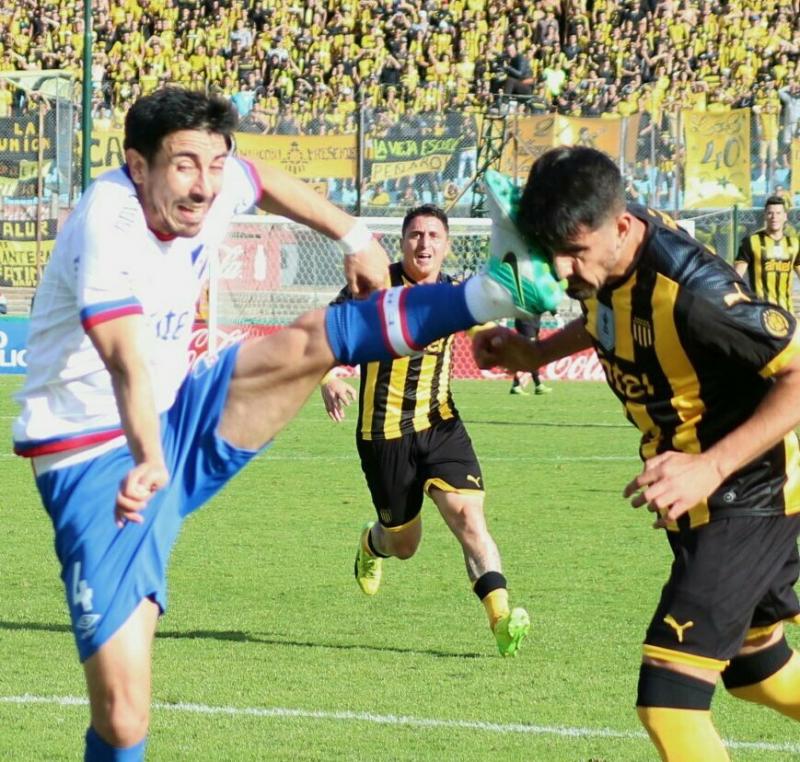 800x762, 122 Kb / игра, футбол, удар, нога, лицо, нарушение, бутсы, поле, стадион, трибуны, сетка