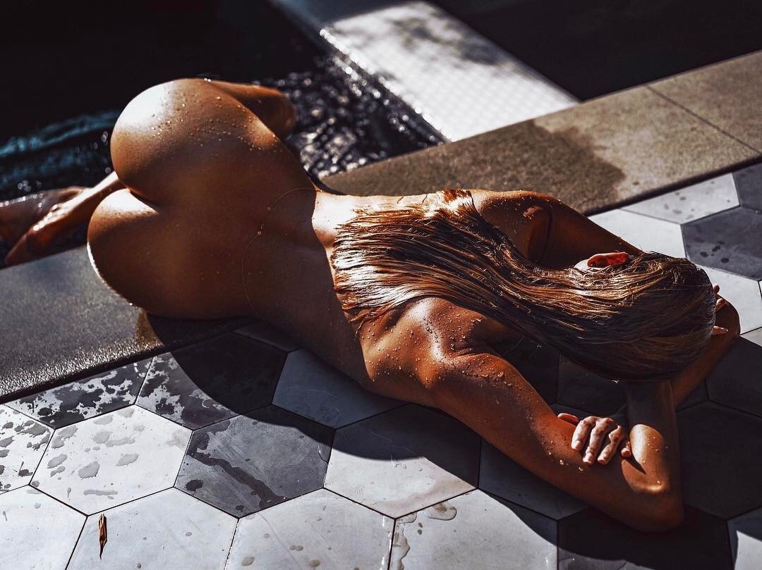 1080x809, 156 Kb / мокрая, голая, бассейн, попости, загар, цепочка