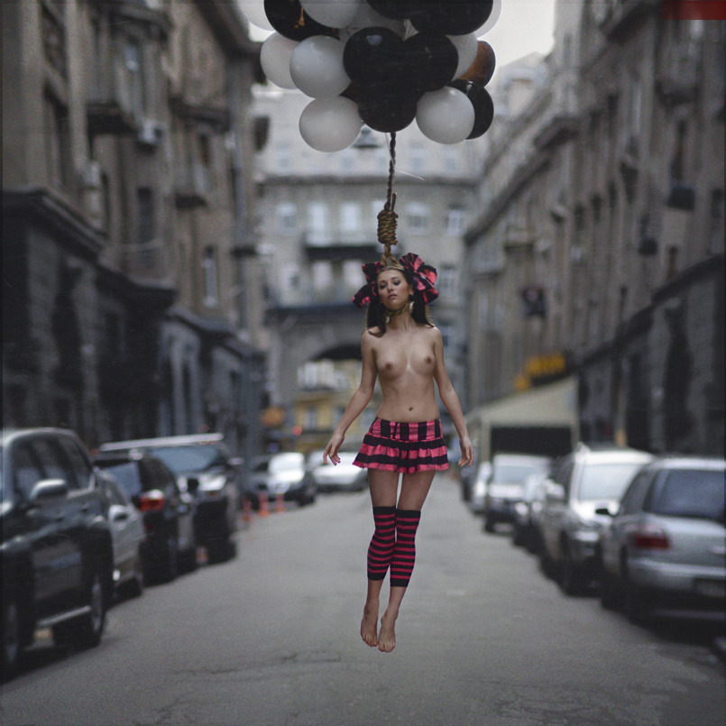 805x805, 178 Kb / девка, юбка, гетры, шарики, эшафотный, узел, полёт