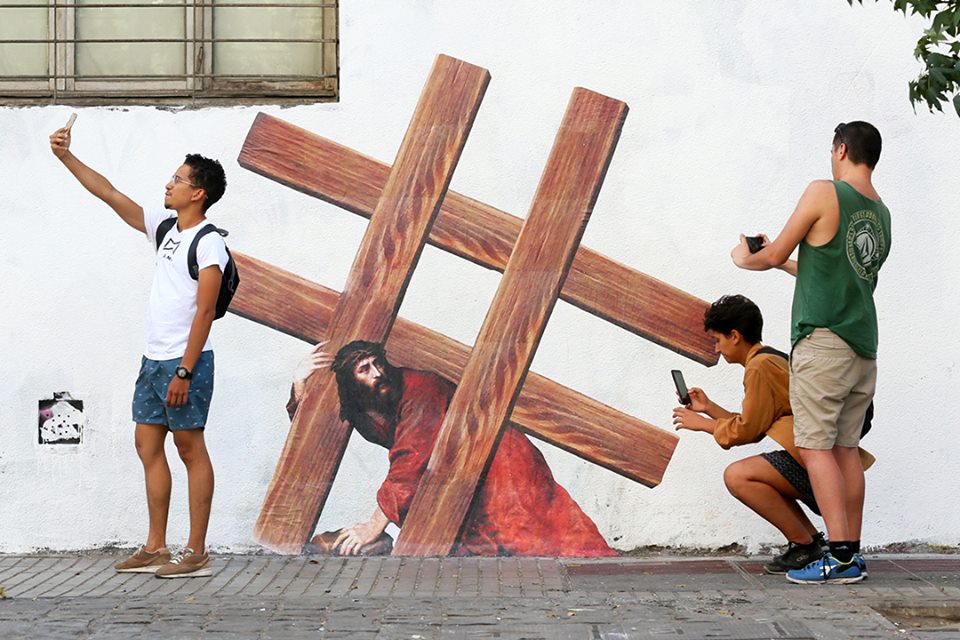 960x640, 125 Kb / иисус, решетка, селфи, граффити, хэштег